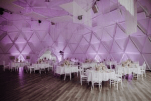 Großer Dome mit eingedeckten Tischen.
